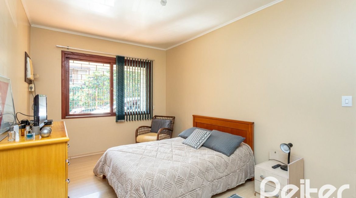 Casa à venda com 179m², 5 dormitórios, 3 vagas, no bairro Ipanema em Porto Alegre