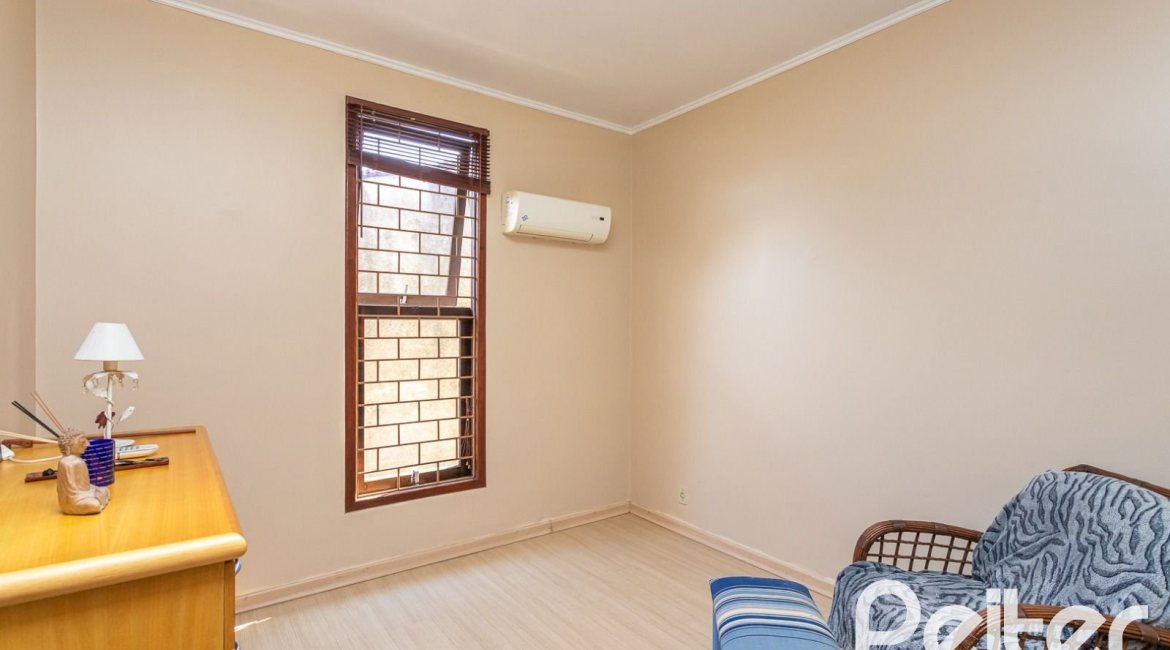 Casa à venda com 179m², 5 dormitórios, 3 vagas, no bairro Ipanema em Porto Alegre