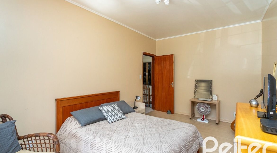 Casa à venda com 179m², 5 dormitórios, 3 vagas, no bairro Ipanema em Porto Alegre