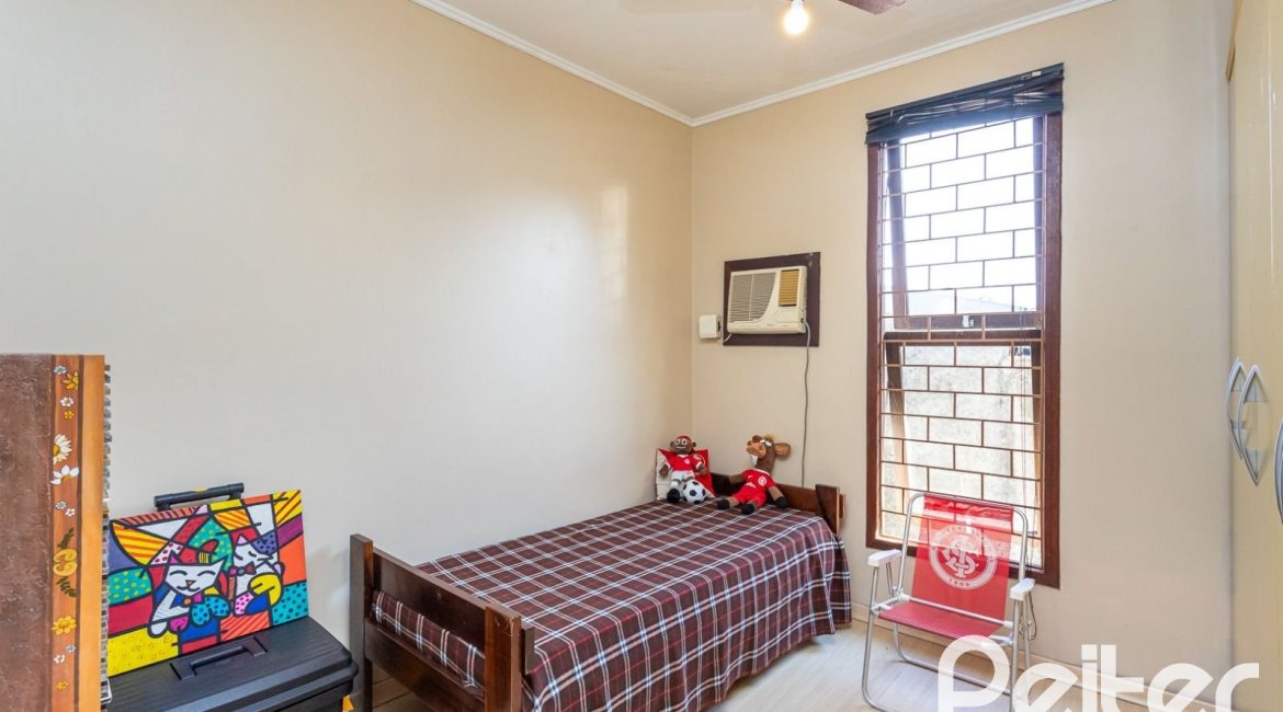 Casa à venda com 179m², 5 dormitórios, 3 vagas, no bairro Ipanema em Porto Alegre