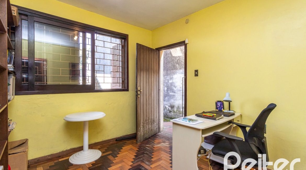 Casa à venda com 179m², 5 dormitórios, 3 vagas, no bairro Ipanema em Porto Alegre