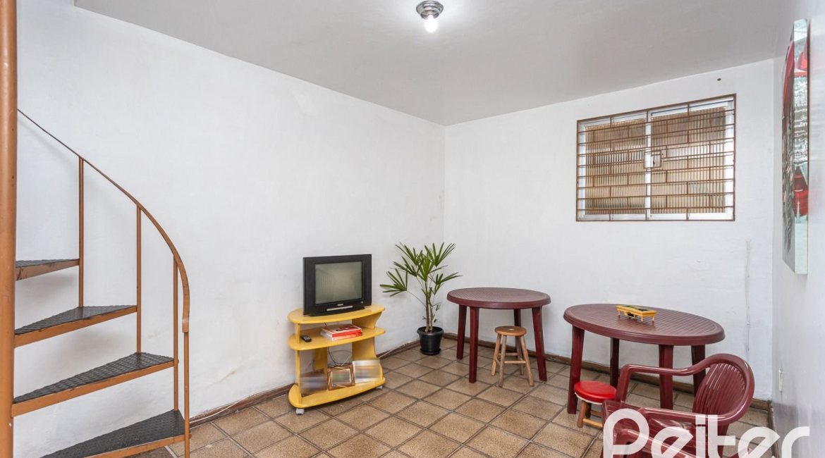 Casa à venda com 179m², 5 dormitórios, 3 vagas, no bairro Ipanema em Porto Alegre