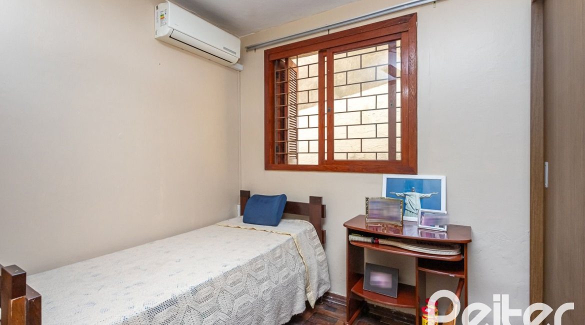 Casa à venda com 179m², 5 dormitórios, 3 vagas, no bairro Ipanema em Porto Alegre
