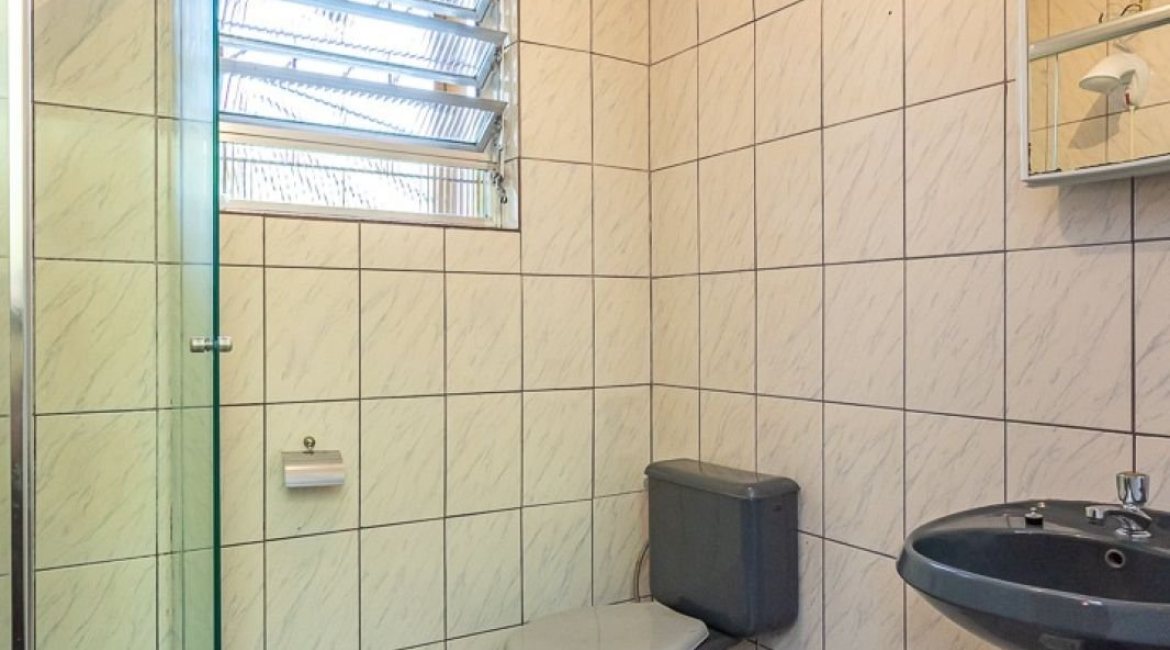 Casa à venda com 179m², 5 dormitórios, 3 vagas, no bairro Ipanema em Porto Alegre