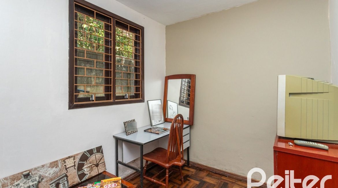 Casa à venda com 179m², 5 dormitórios, 3 vagas, no bairro Ipanema em Porto Alegre