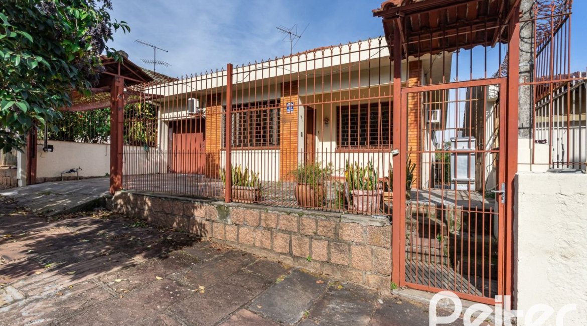 Casa à venda com 179m², 5 dormitórios, 3 vagas, no bairro Ipanema em Porto Alegre