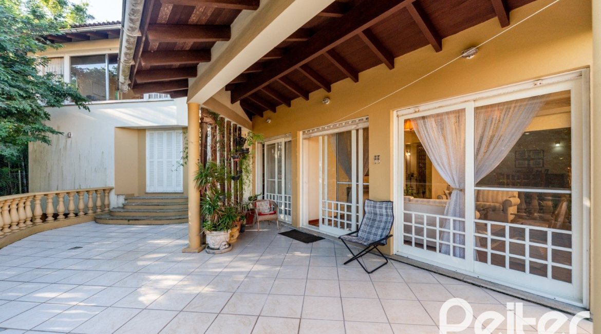 Casa à venda com 552m², 4 dormitórios, 2 suítes, 2 vagas, no bairro Jardim Isabel em Porto Alegre