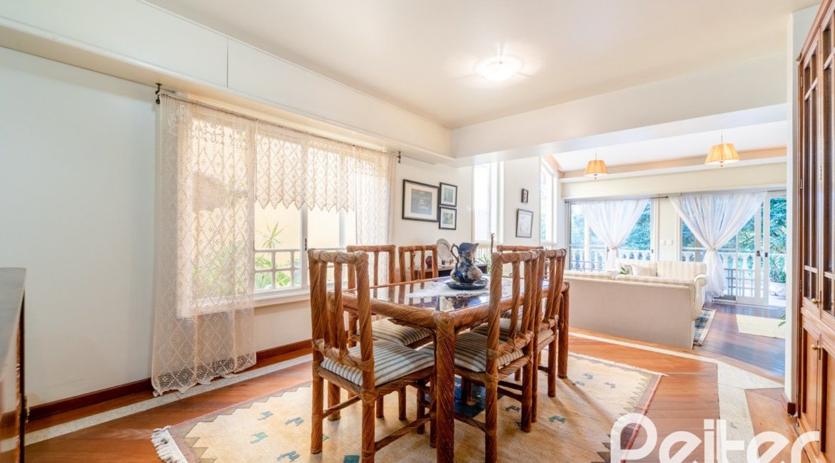 Casa à venda com 552m², 4 dormitórios, 2 suítes, 2 vagas, no bairro Jardim Isabel em Porto Alegre