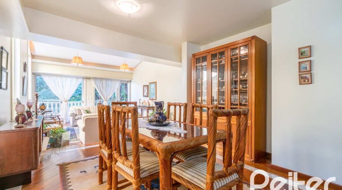 Casa à venda com 552m², 4 dormitórios, 2 suítes, 2 vagas, no bairro Jardim Isabel em Porto Alegre