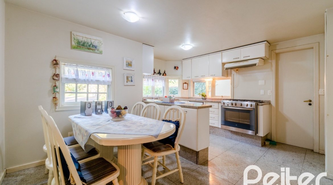 Casa à venda com 552m², 4 dormitórios, 2 suítes, 2 vagas, no bairro Jardim Isabel em Porto Alegre