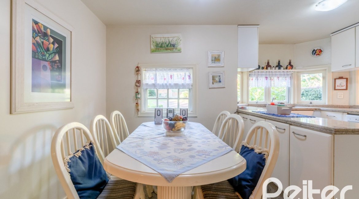 Casa à venda com 552m², 4 dormitórios, 2 suítes, 2 vagas, no bairro Jardim Isabel em Porto Alegre