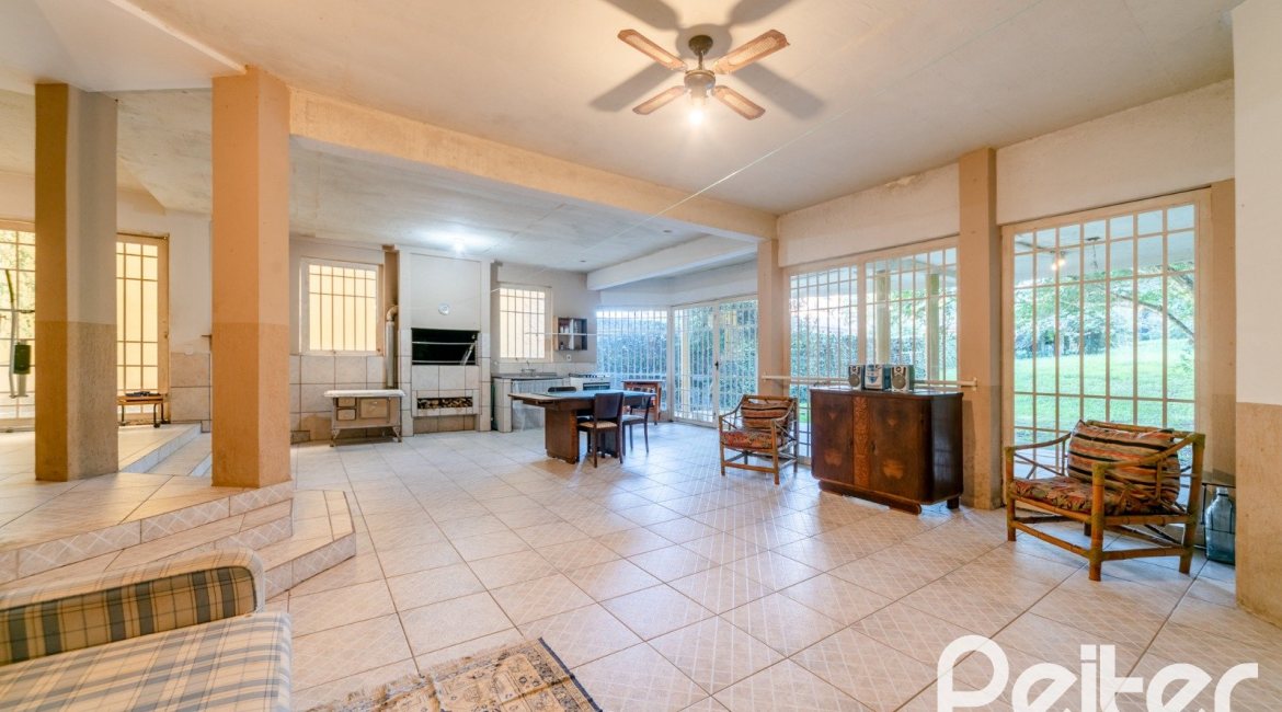 Casa à venda com 552m², 4 dormitórios, 2 suítes, 2 vagas, no bairro Jardim Isabel em Porto Alegre