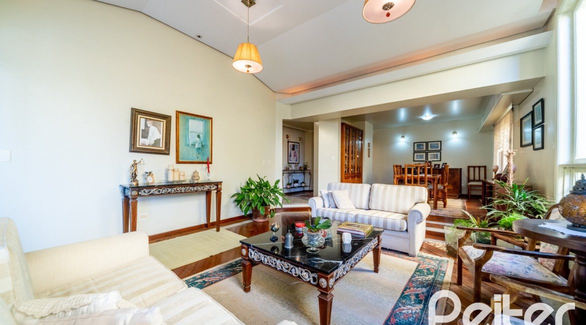 Casa à venda com 552m², 4 dormitórios, 2 suítes, 2 vagas, no bairro Jardim Isabel em Porto Alegre