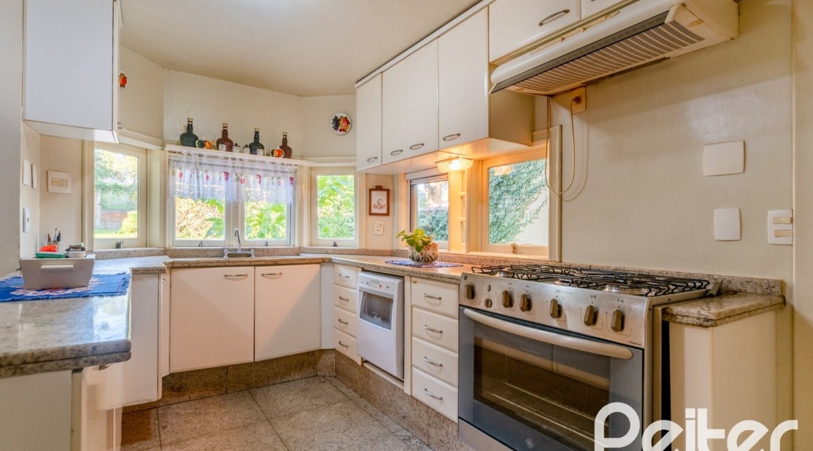 Casa à venda com 552m², 4 dormitórios, 2 suítes, 2 vagas, no bairro Jardim Isabel em Porto Alegre