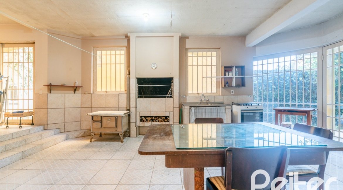 Casa à venda com 552m², 4 dormitórios, 2 suítes, 2 vagas, no bairro Jardim Isabel em Porto Alegre