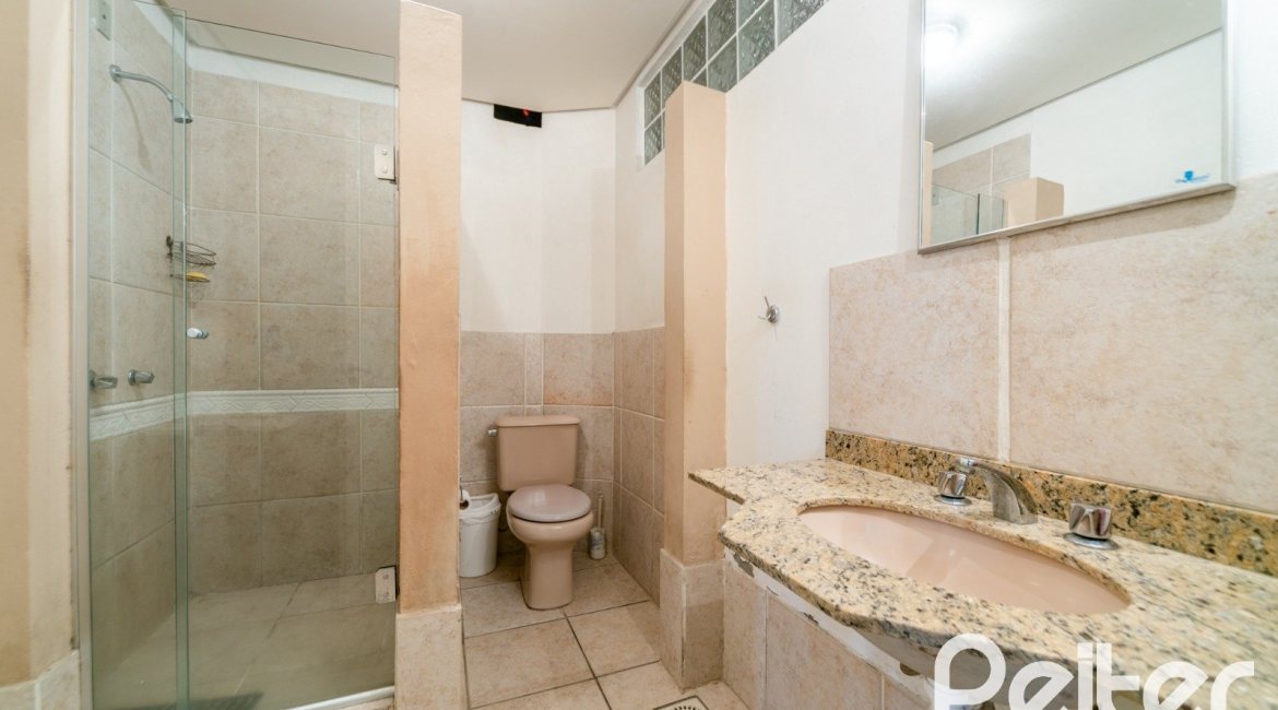 Casa à venda com 552m², 4 dormitórios, 2 suítes, 2 vagas, no bairro Jardim Isabel em Porto Alegre