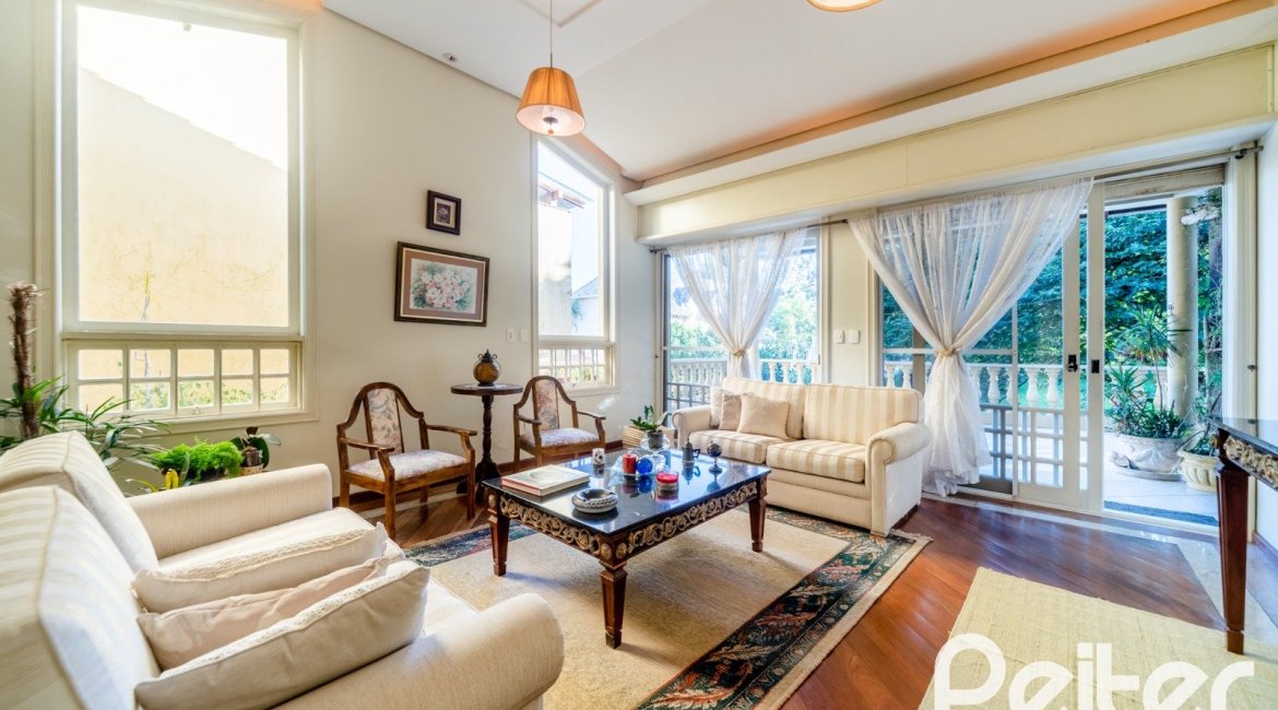 Casa à venda com 552m², 4 dormitórios, 2 suítes, 2 vagas, no bairro Jardim Isabel em Porto Alegre