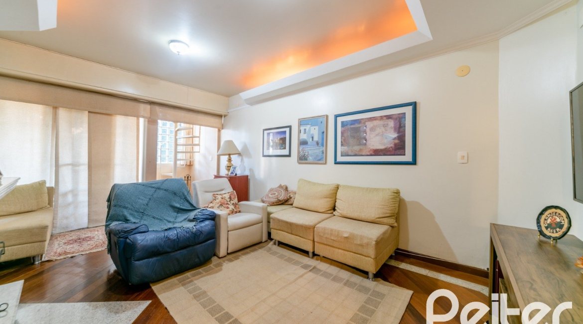 Casa à venda com 552m², 4 dormitórios, 2 suítes, 2 vagas, no bairro Jardim Isabel em Porto Alegre