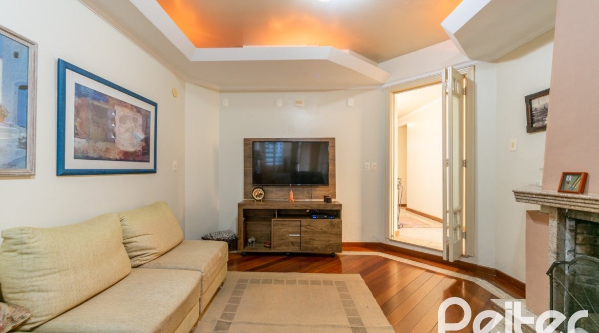 Casa à venda com 552m², 4 dormitórios, 2 suítes, 2 vagas, no bairro Jardim Isabel em Porto Alegre