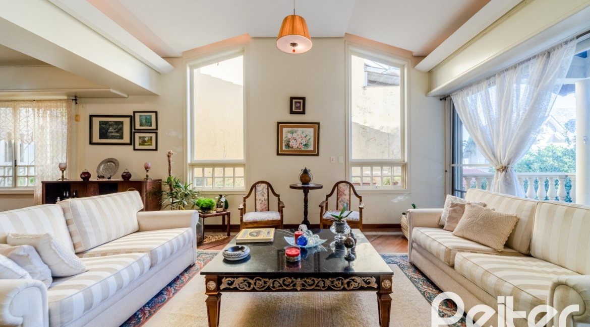 Casa à venda com 552m², 4 dormitórios, 2 suítes, 2 vagas, no bairro Jardim Isabel em Porto Alegre