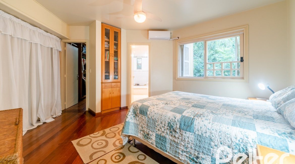 Casa à venda com 552m², 4 dormitórios, 2 suítes, 2 vagas, no bairro Jardim Isabel em Porto Alegre