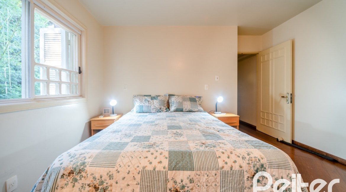 Casa à venda com 552m², 4 dormitórios, 2 suítes, 2 vagas, no bairro Jardim Isabel em Porto Alegre