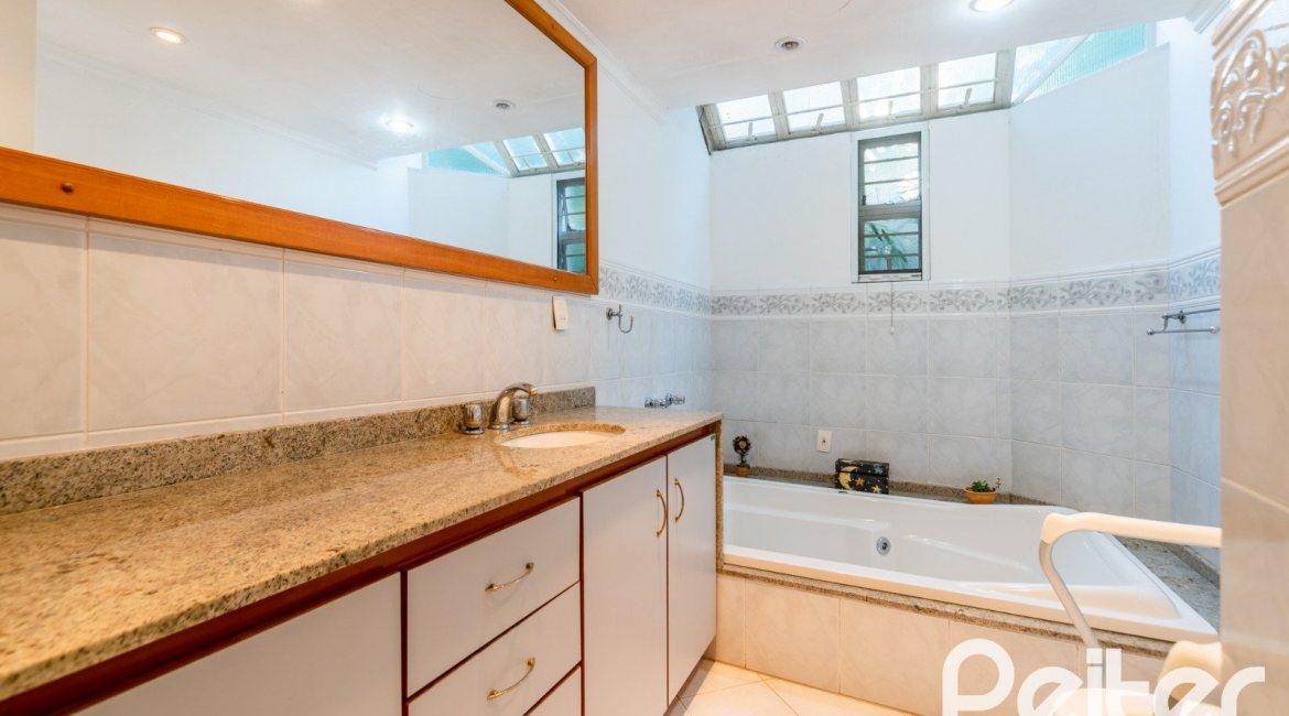 Casa à venda com 552m², 4 dormitórios, 2 suítes, 2 vagas, no bairro Jardim Isabel em Porto Alegre