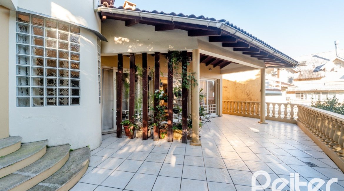 Casa à venda com 552m², 4 dormitórios, 2 suítes, 2 vagas, no bairro Jardim Isabel em Porto Alegre