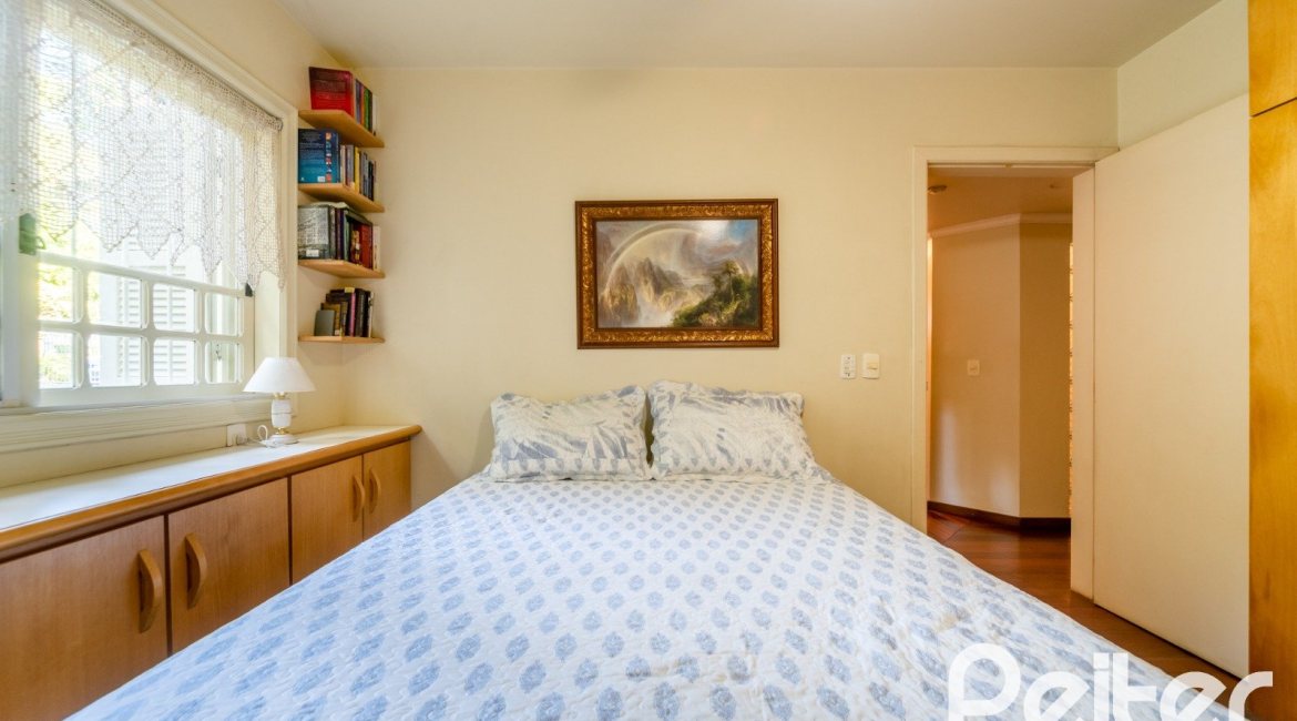 Casa à venda com 552m², 4 dormitórios, 2 suítes, 2 vagas, no bairro Jardim Isabel em Porto Alegre