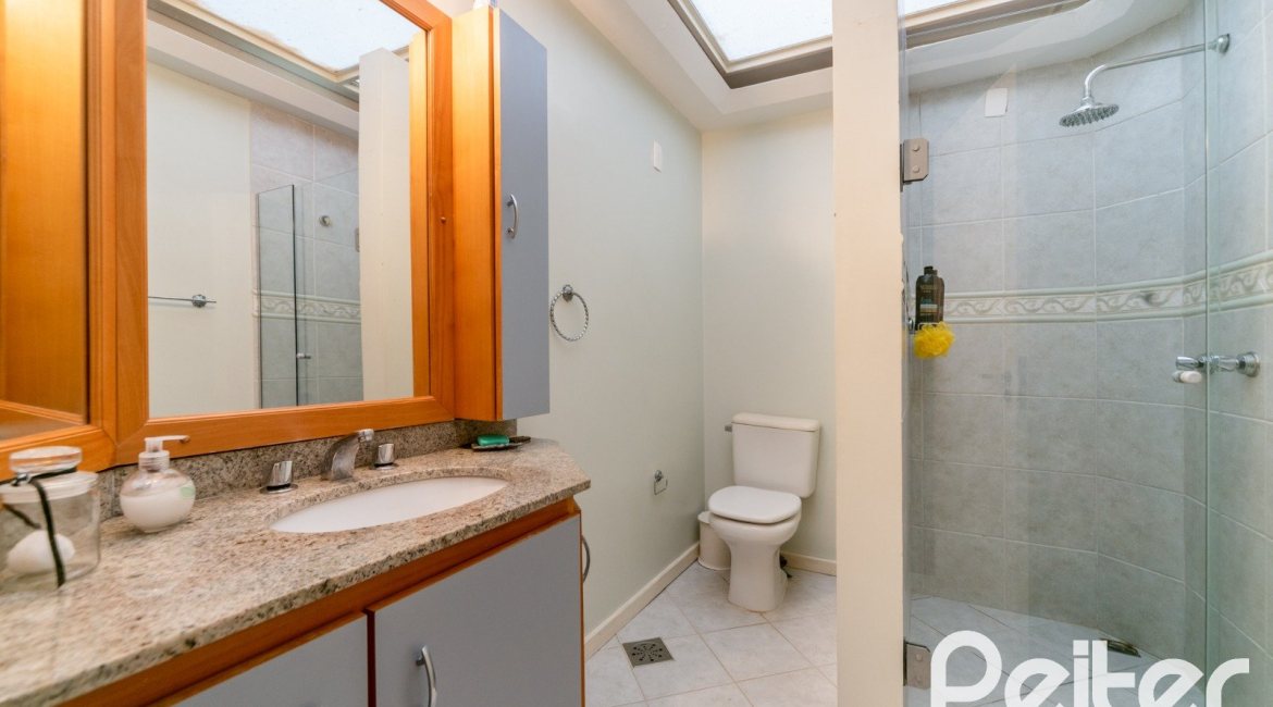 Casa à venda com 552m², 4 dormitórios, 2 suítes, 2 vagas, no bairro Jardim Isabel em Porto Alegre