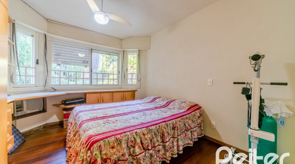 Casa à venda com 552m², 4 dormitórios, 2 suítes, 2 vagas, no bairro Jardim Isabel em Porto Alegre