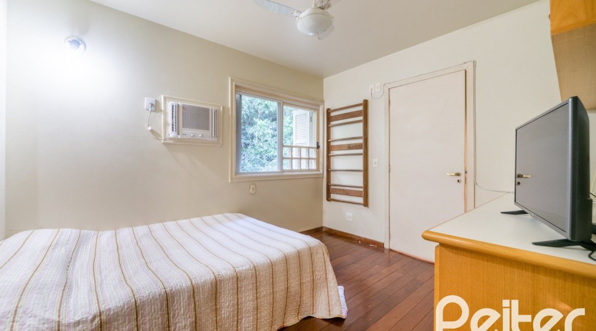 Casa à venda com 552m², 4 dormitórios, 2 suítes, 2 vagas, no bairro Jardim Isabel em Porto Alegre