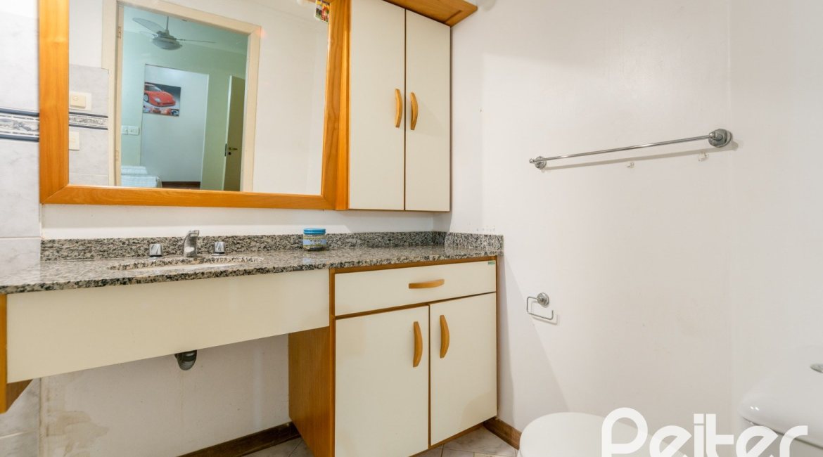 Casa à venda com 552m², 4 dormitórios, 2 suítes, 2 vagas, no bairro Jardim Isabel em Porto Alegre