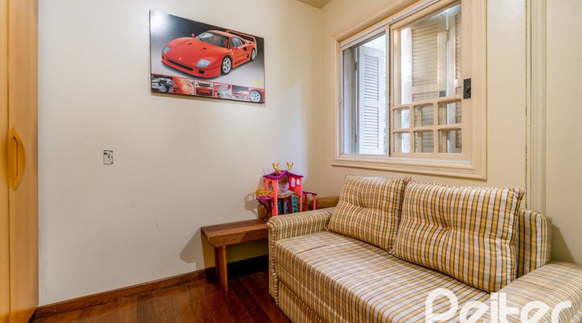 Casa à venda com 552m², 4 dormitórios, 2 suítes, 2 vagas, no bairro Jardim Isabel em Porto Alegre