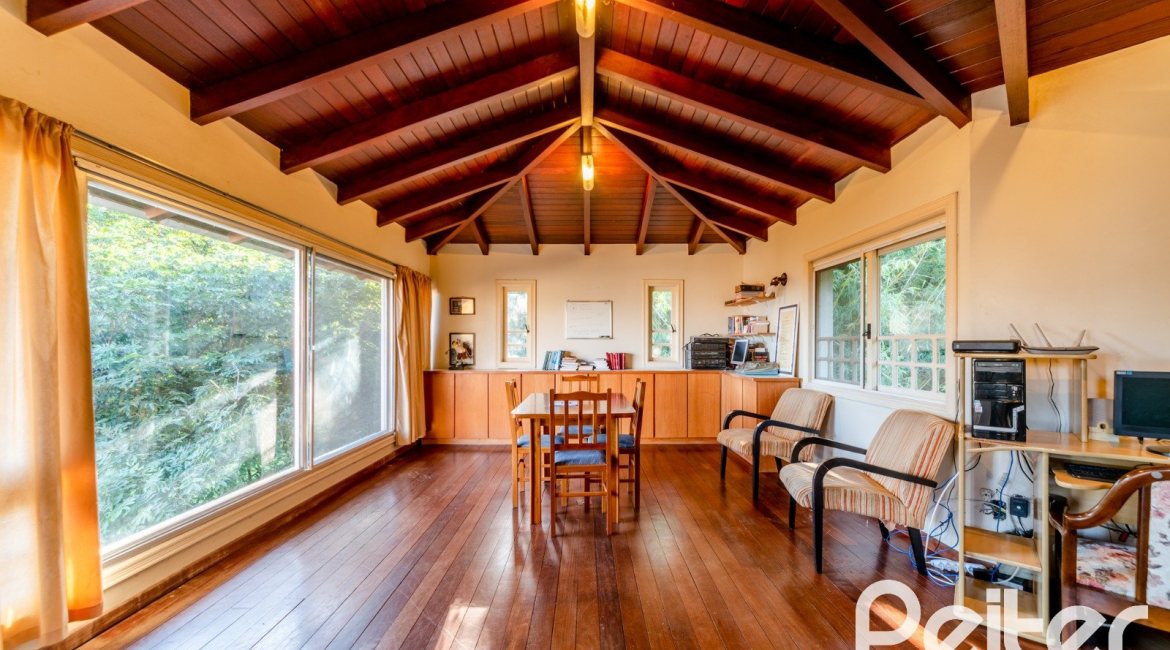 Casa à venda com 552m², 4 dormitórios, 2 suítes, 2 vagas, no bairro Jardim Isabel em Porto Alegre