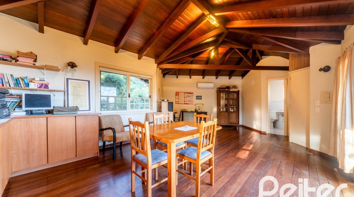 Casa à venda com 552m², 4 dormitórios, 2 suítes, 2 vagas, no bairro Jardim Isabel em Porto Alegre