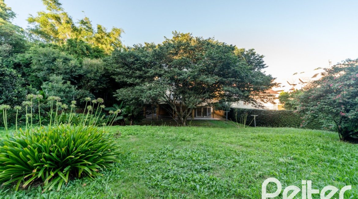 Casa à venda com 552m², 4 dormitórios, 2 suítes, 2 vagas, no bairro Jardim Isabel em Porto Alegre