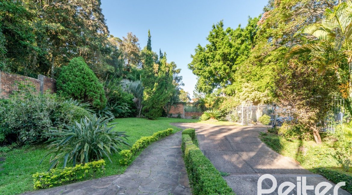 Casa à venda com 552m², 4 dormitórios, 2 suítes, 2 vagas, no bairro Jardim Isabel em Porto Alegre