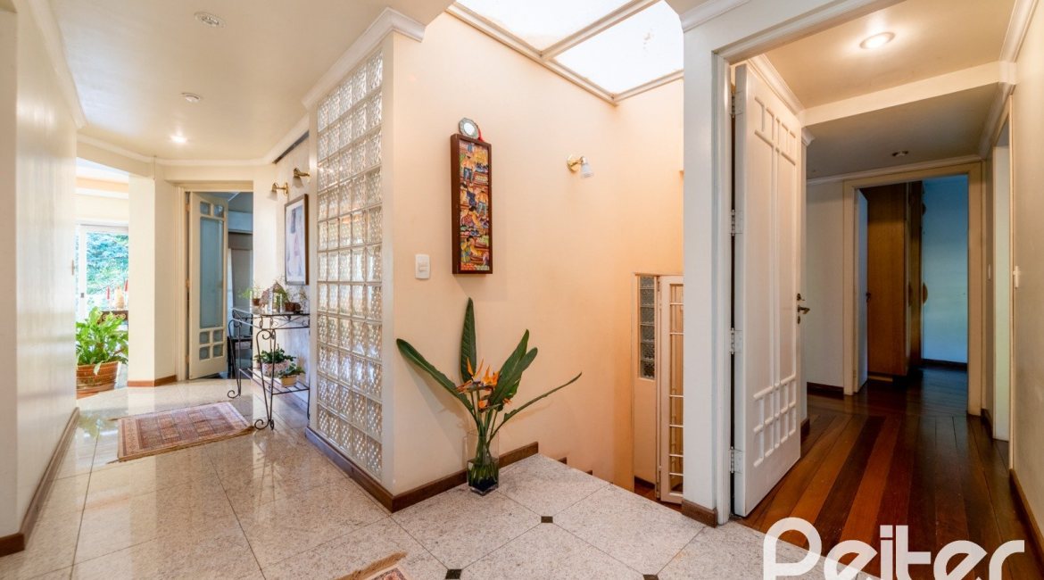 Casa à venda com 552m², 4 dormitórios, 2 suítes, 2 vagas, no bairro Jardim Isabel em Porto Alegre