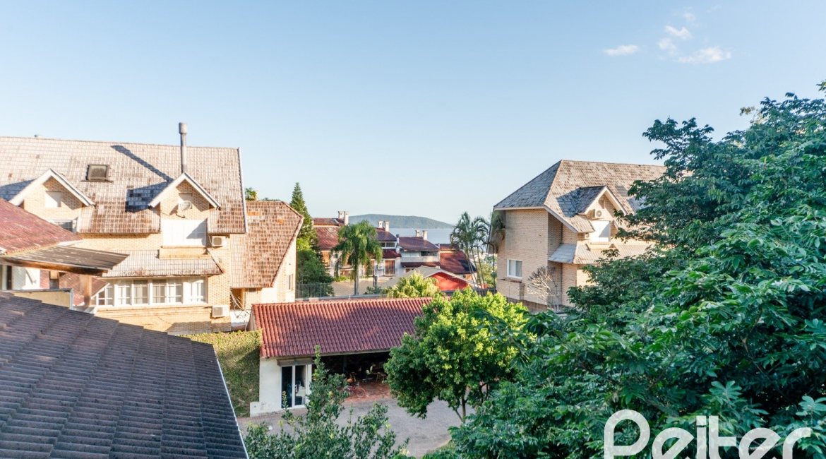 Casa à venda com 552m², 4 dormitórios, 2 suítes, 2 vagas, no bairro Jardim Isabel em Porto Alegre