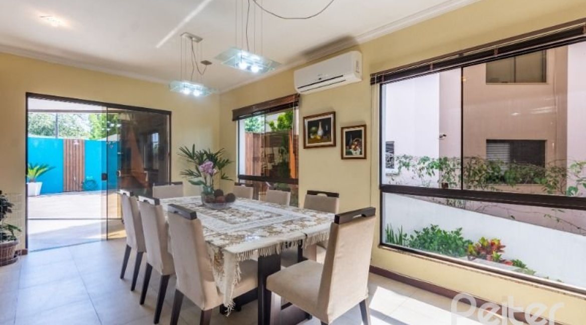 Casa em Condomínio à venda com 234m², 3 dormitórios, 3 suítes, 3 vagas, no bairro Hípica em Porto Alegre