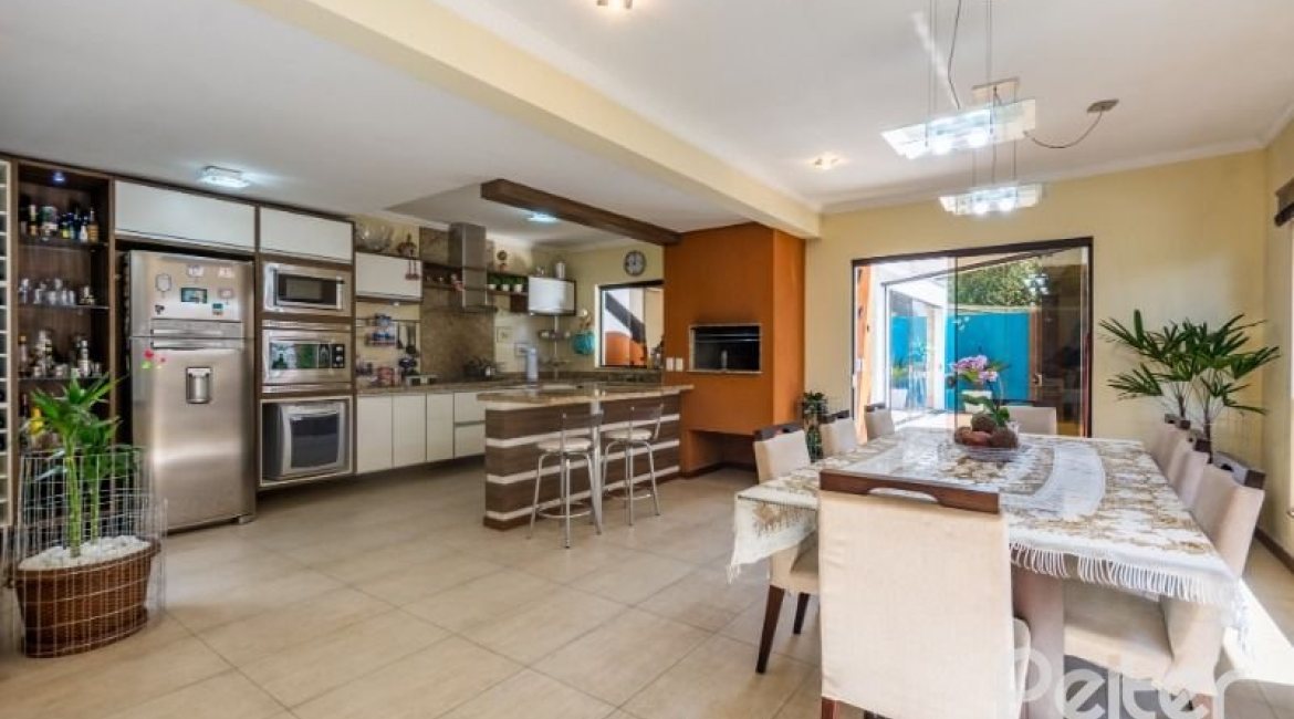 Casa em Condomínio à venda com 234m², 3 dormitórios, 3 suítes, 3 vagas, no bairro Hípica em Porto Alegre