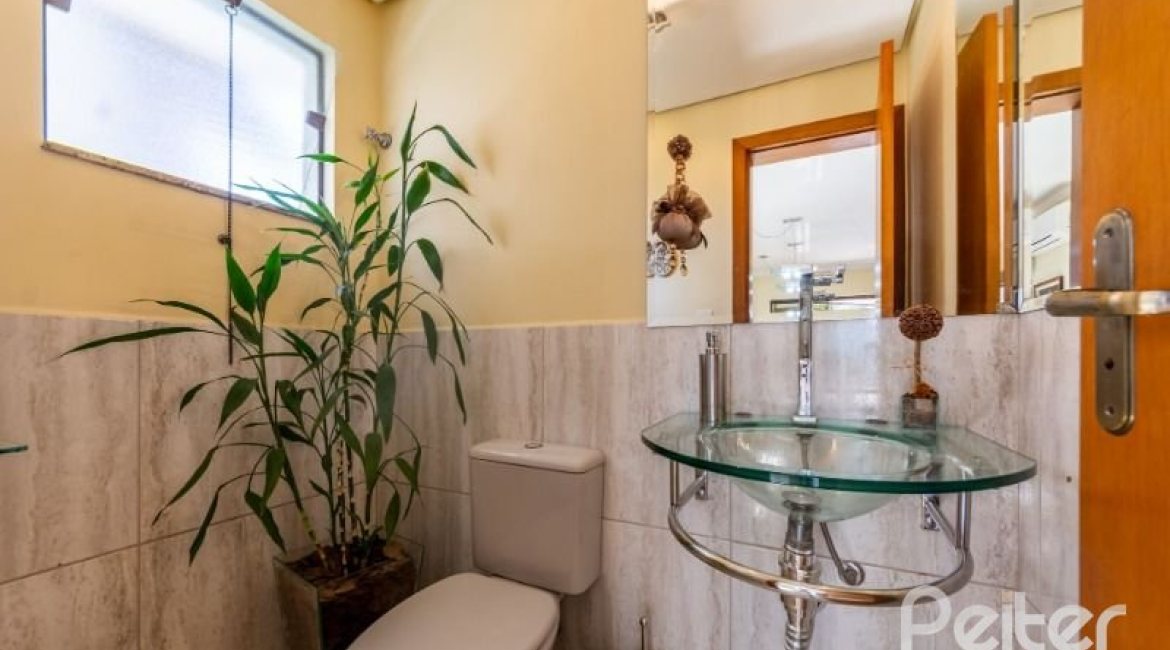 Casa em Condomínio à venda com 234m², 3 dormitórios, 3 suítes, 3 vagas, no bairro Hípica em Porto Alegre