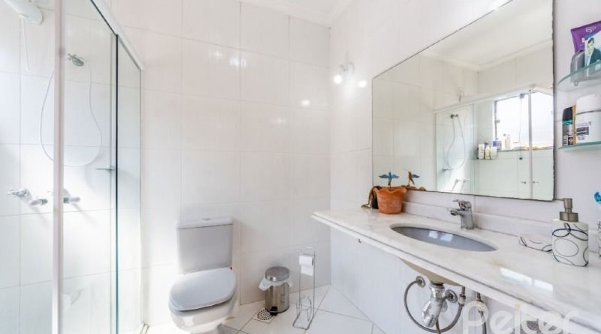 Casa em Condomínio à venda com 234m², 3 dormitórios, 3 suítes, 3 vagas, no bairro Hípica em Porto Alegre