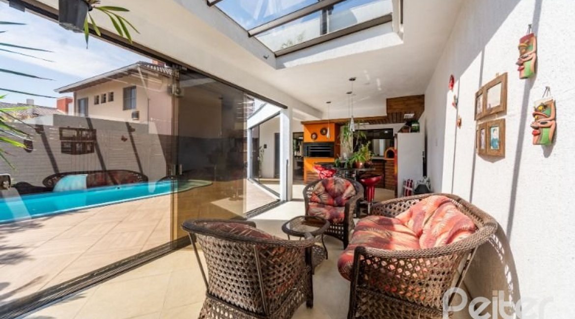 Casa em Condomínio à venda com 234m², 3 dormitórios, 3 suítes, 3 vagas, no bairro Hípica em Porto Alegre