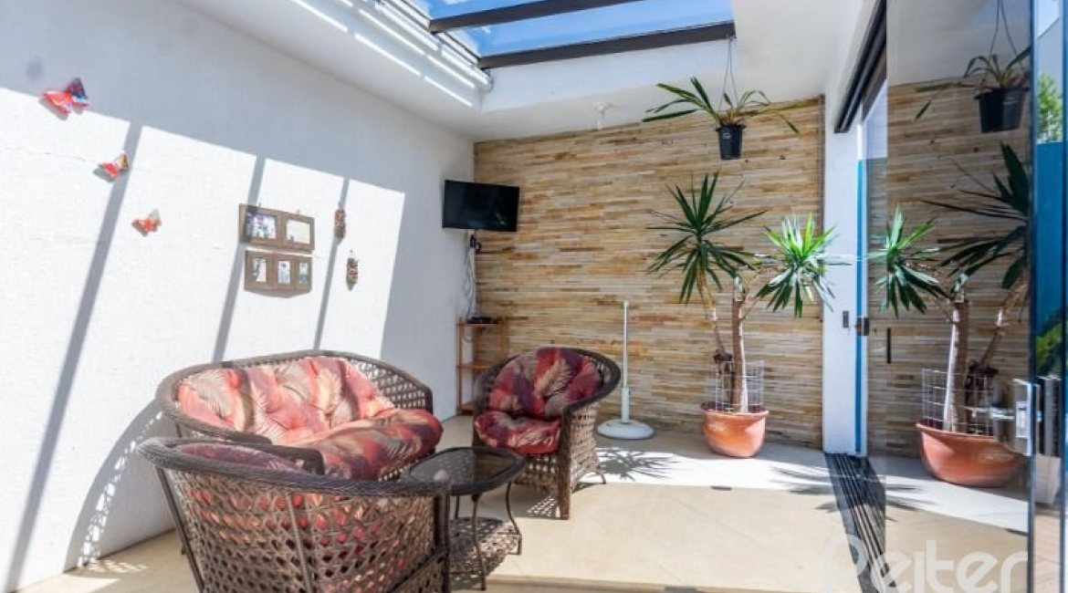 Casa em Condomínio à venda com 234m², 3 dormitórios, 3 suítes, 3 vagas, no bairro Hípica em Porto Alegre