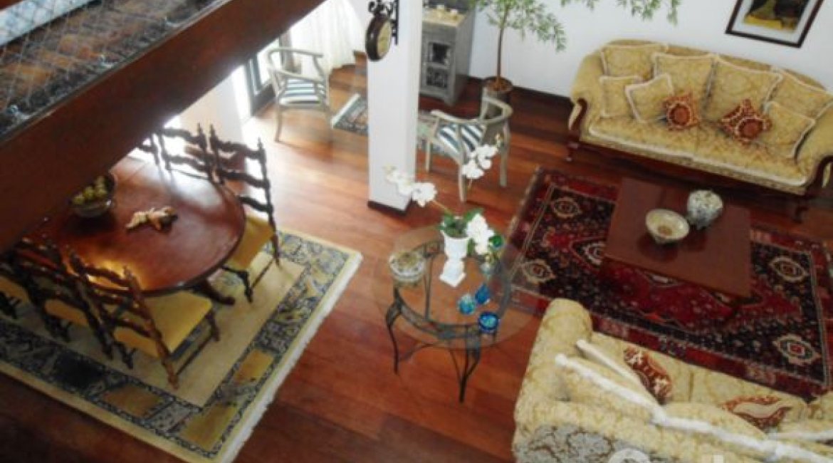 Casa à venda com 259m², 3 dormitórios, 1 suíte, 2 vagas, no bairro Jardim Isabel em Porto Alegre