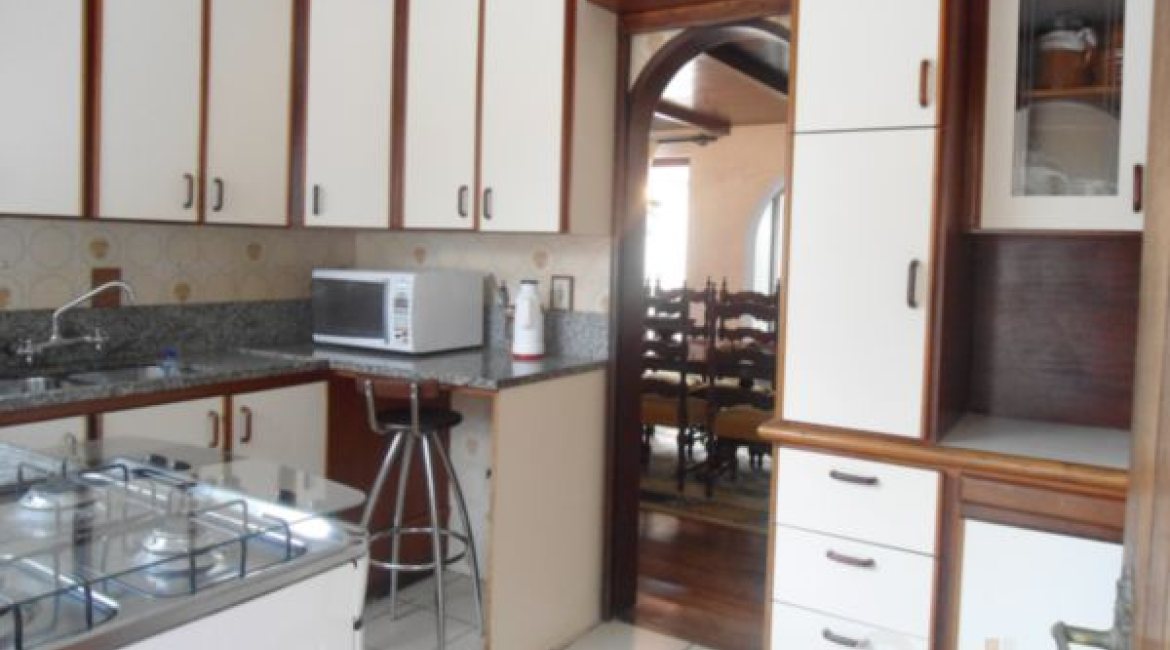 Casa à venda com 259m², 3 dormitórios, 1 suíte, 2 vagas, no bairro Jardim Isabel em Porto Alegre