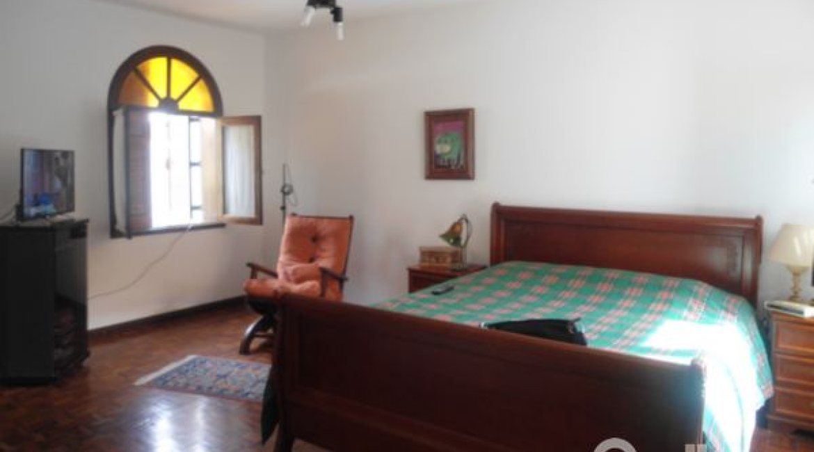 Casa à venda com 259m², 3 dormitórios, 1 suíte, 2 vagas, no bairro Jardim Isabel em Porto Alegre