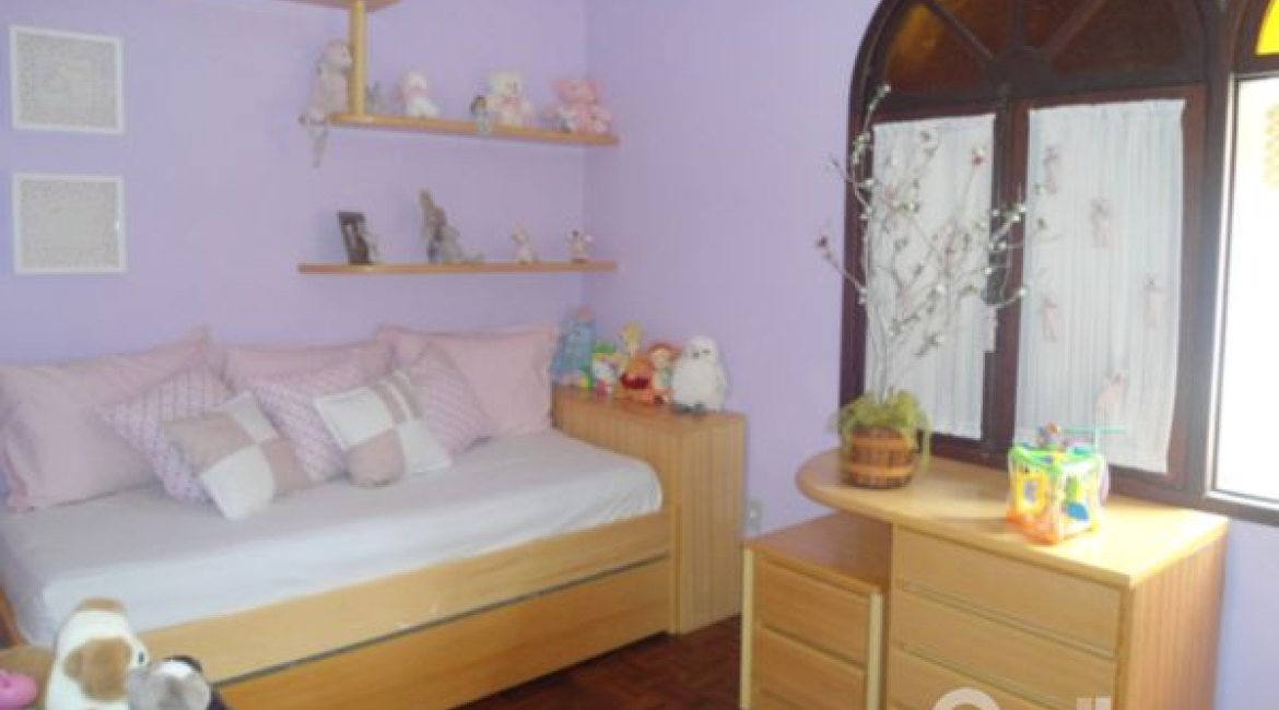 Casa à venda com 259m², 3 dormitórios, 1 suíte, 2 vagas, no bairro Jardim Isabel em Porto Alegre